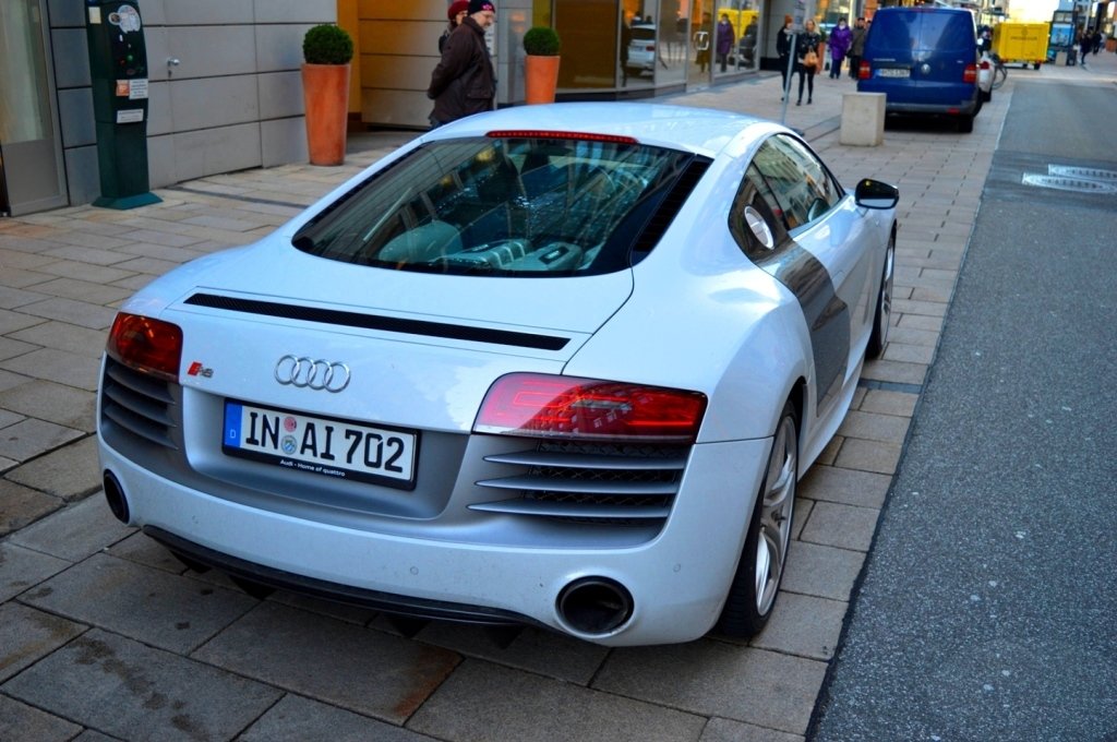 4586361874AUDIR8V10.jpg