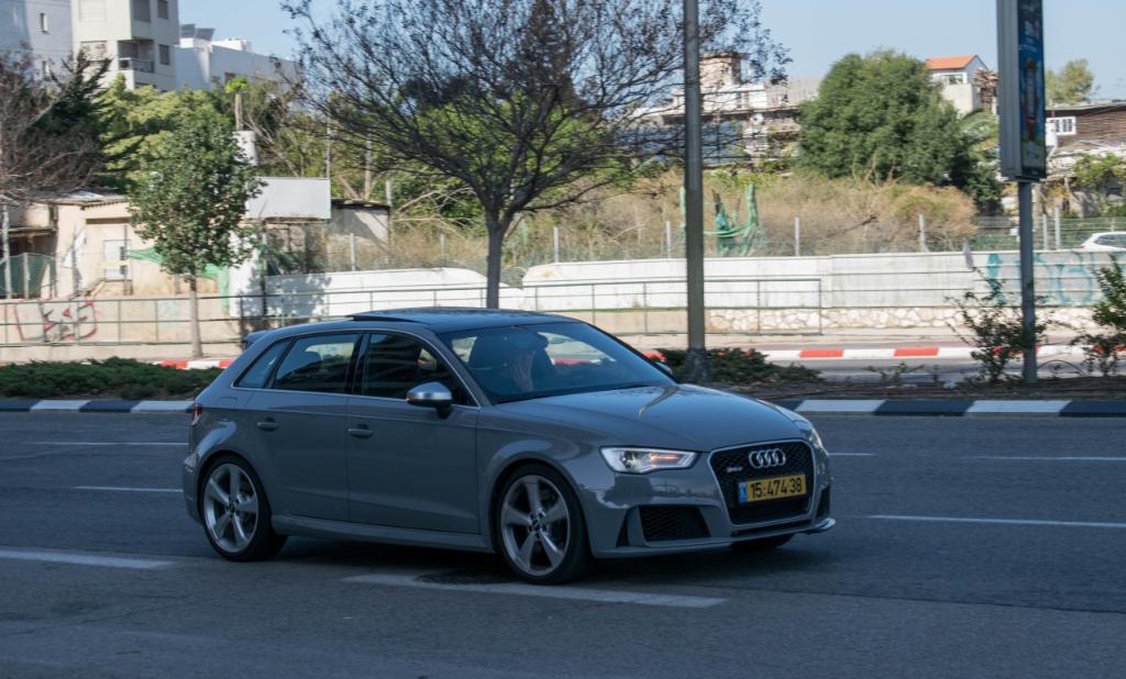 469973RS38V1843.jpg