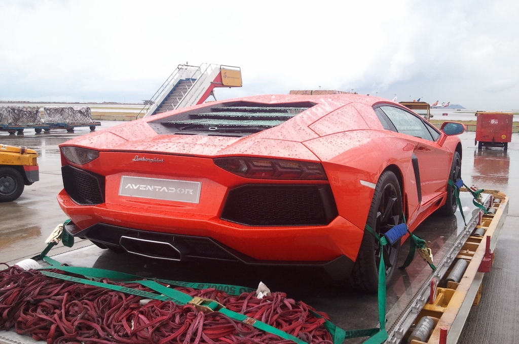 484643AVENTADOR130112ESQUIROU004.jpg