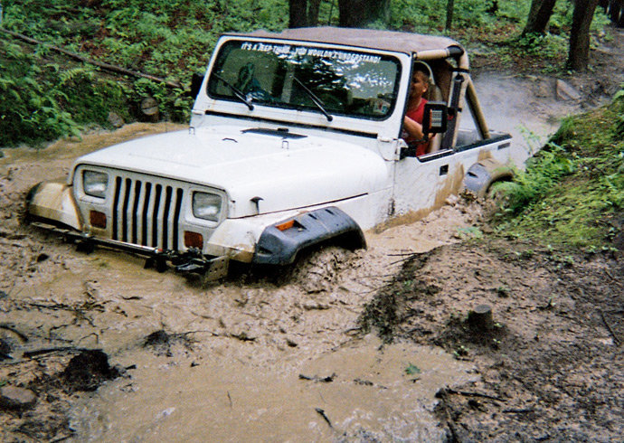 4x4_dans_la_boue.jpg