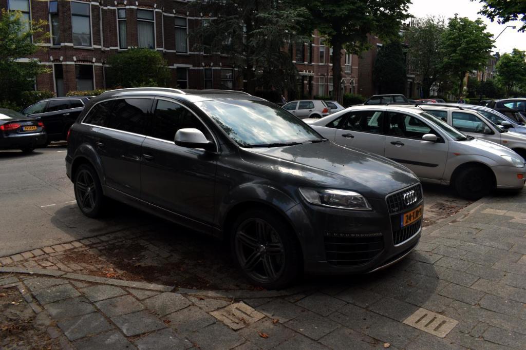 5032792205AUDIQ7V12.jpg