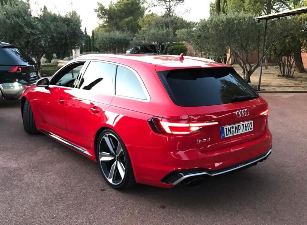 512912AUDIRS4B90128.jpg