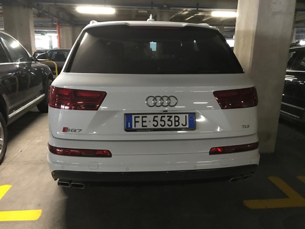 514181AUDISQ70525.jpg
