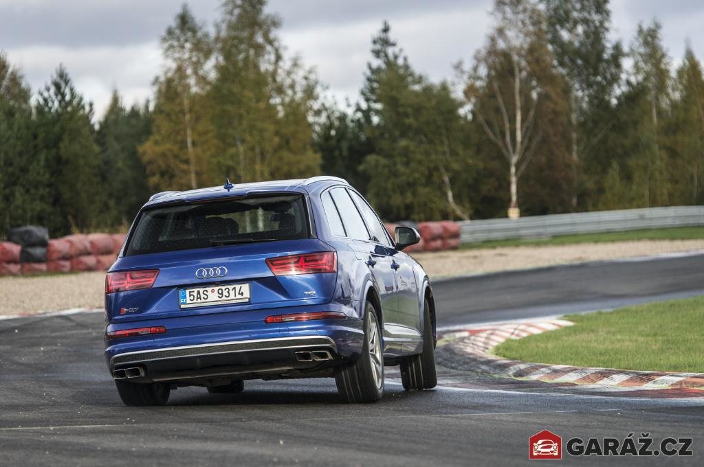 516850AUDISQ70366.jpg