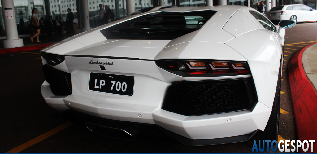 517926016LAMBORGHINIAVENTADORESQUIROU.jpg