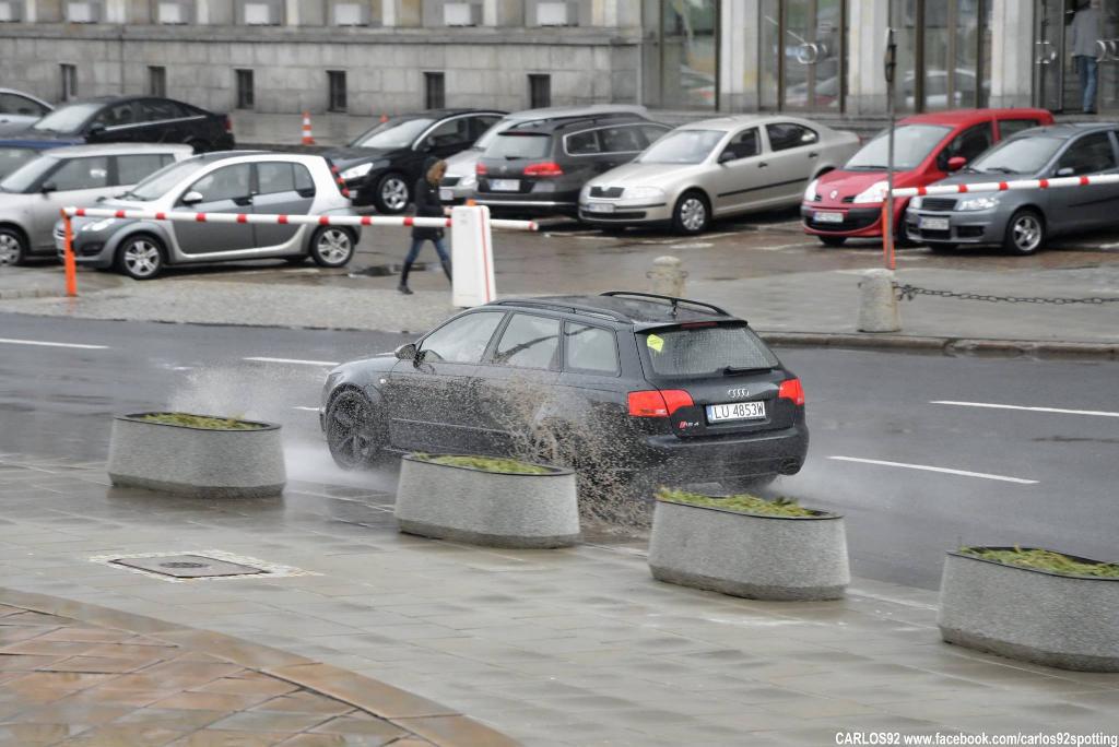 538357AUDIRS42809.jpg