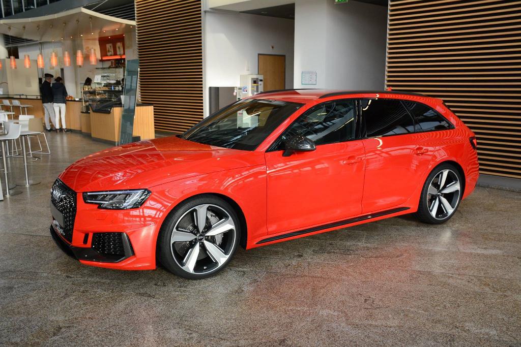 540674AUDIRS4B90126.jpg