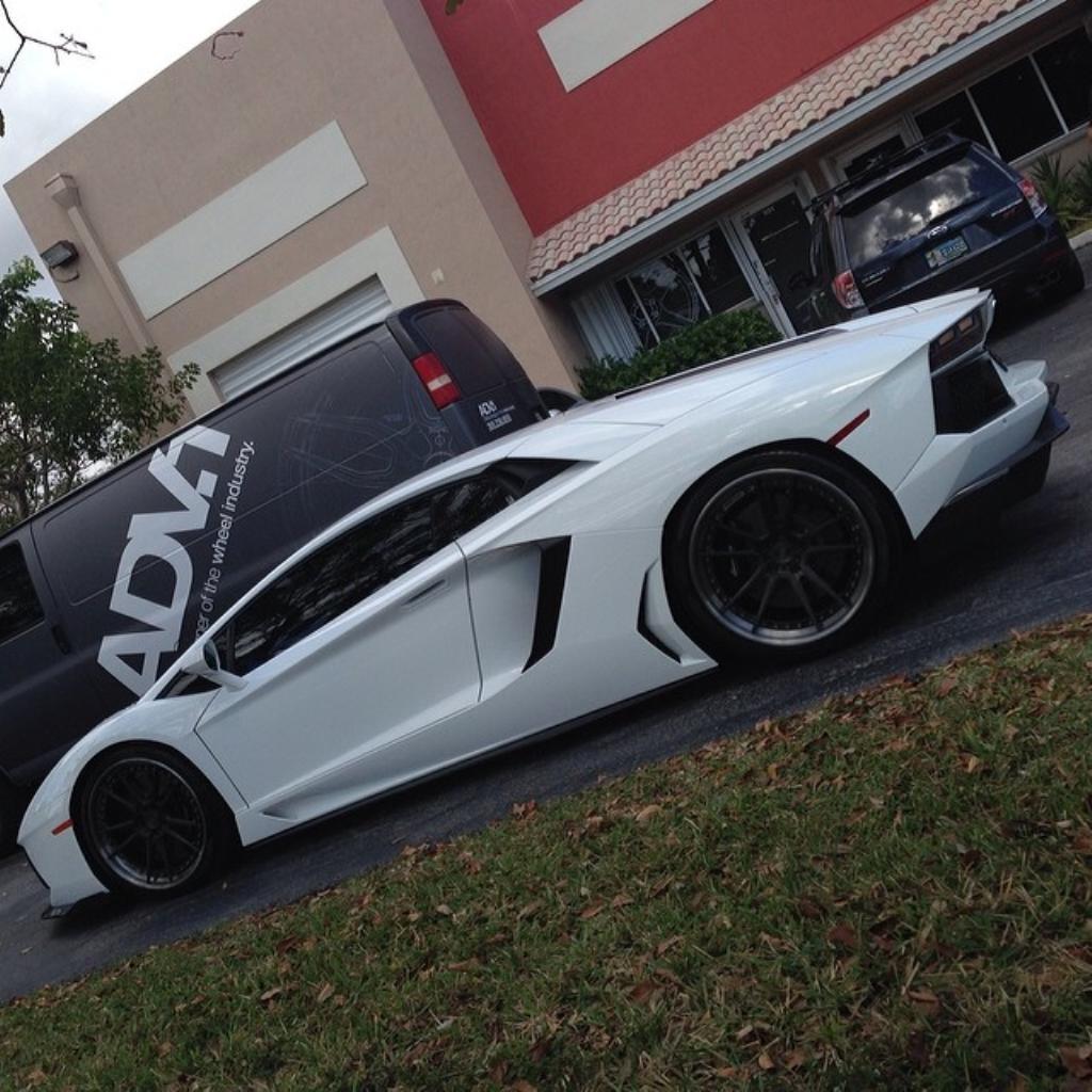 541113925LAMBORGHINIAVENTADOR.jpg