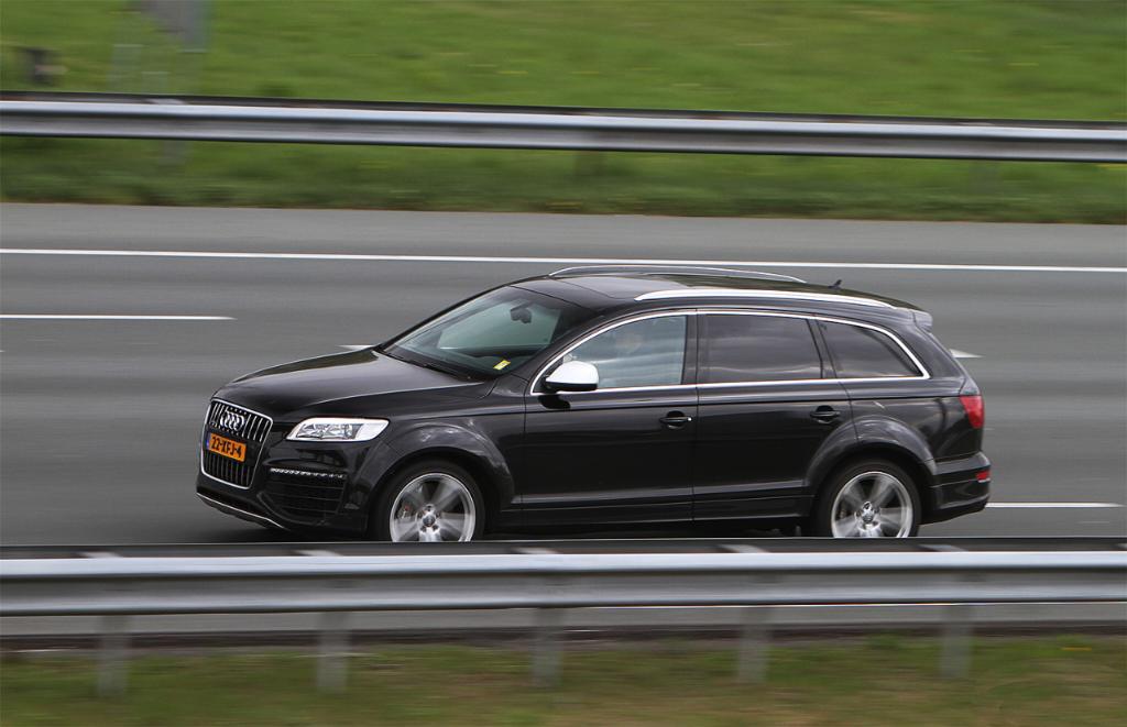 5460792175AUDIQ7V12.jpg