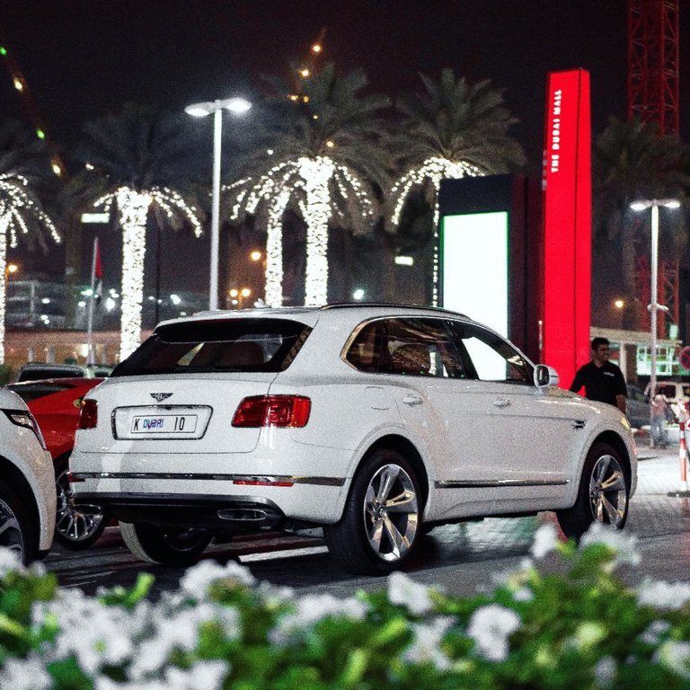 547681BENTAYGA0418.jpg