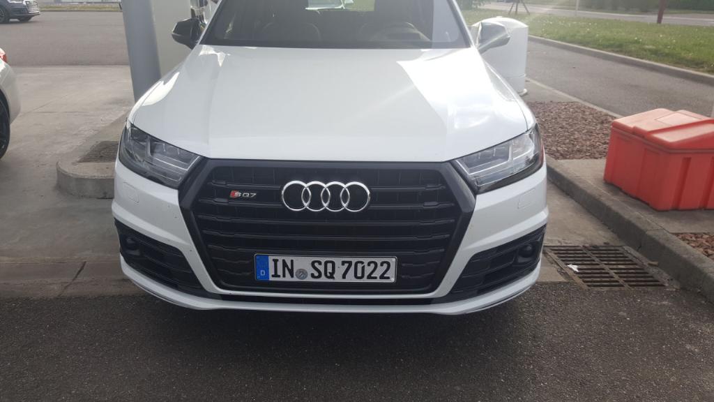 559447AUDISQ70190.jpg