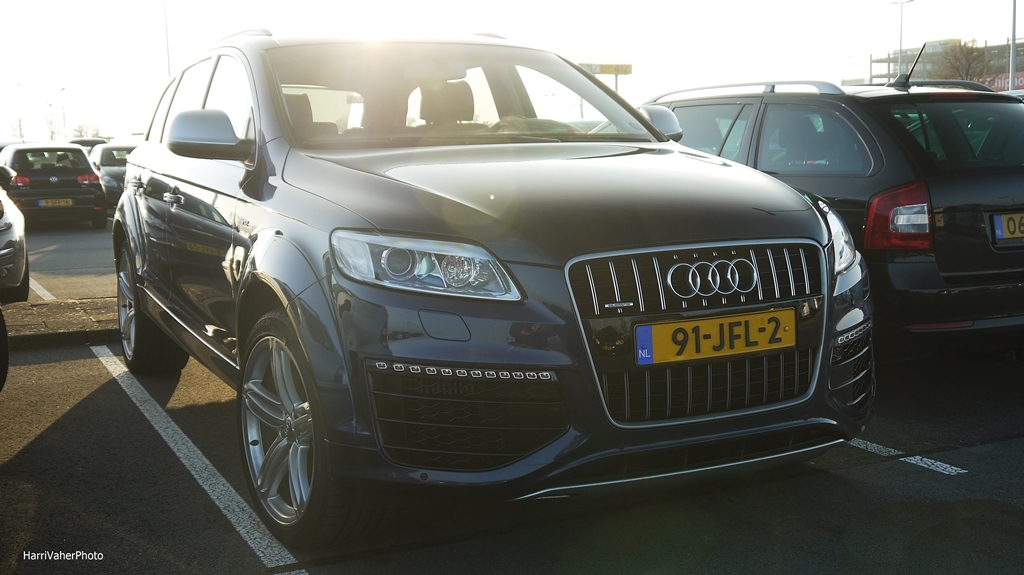 5617961877AUDIQ7V12.jpg