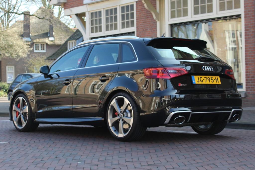562161RS38V1299.jpg