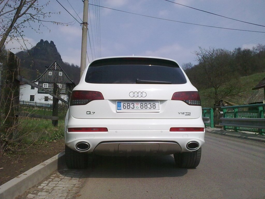 562487813Q7V12.jpg