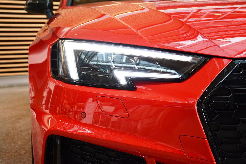 564282AUDIRS4B90120.jpg