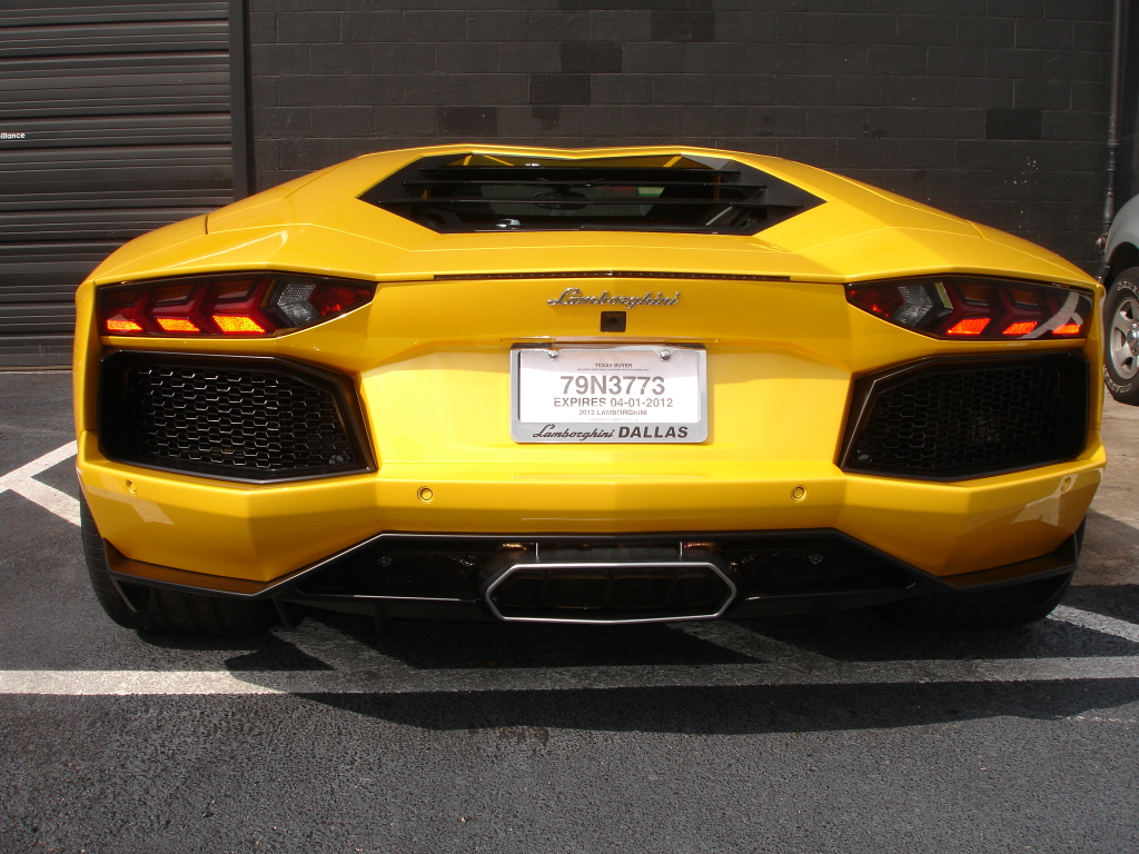 566007317LAMBORGHINIAVENTADORESQUIROU.jpg