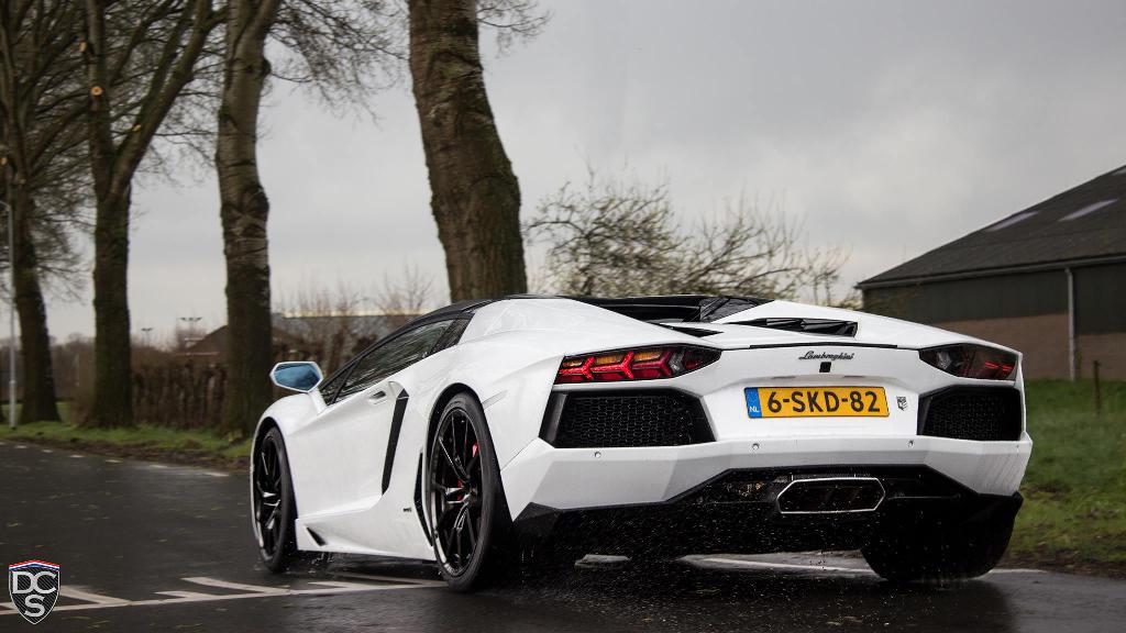 568460948LAMBORGHINIAVENTADOR.jpg