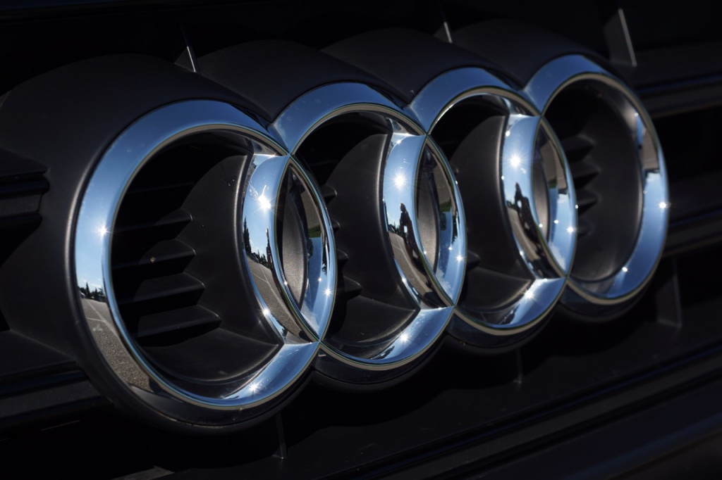 585315AUDIS38VABT360Cv02.jpg