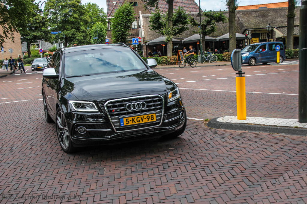 587162AUDISQ5830.jpg
