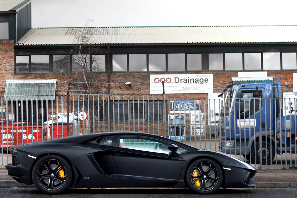 589524103LAMBORGHINIAVENTADORESQUIROU.jpg