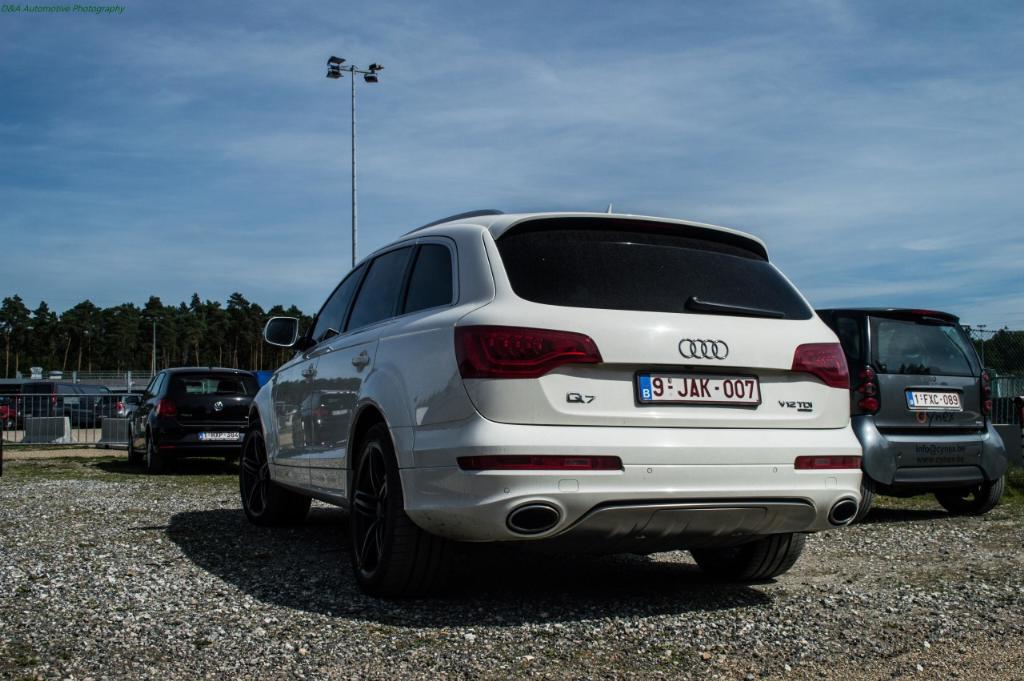 5896932165AUDIQ7V12.jpg