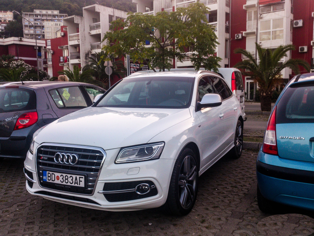 591916AUDISQ5700.jpg