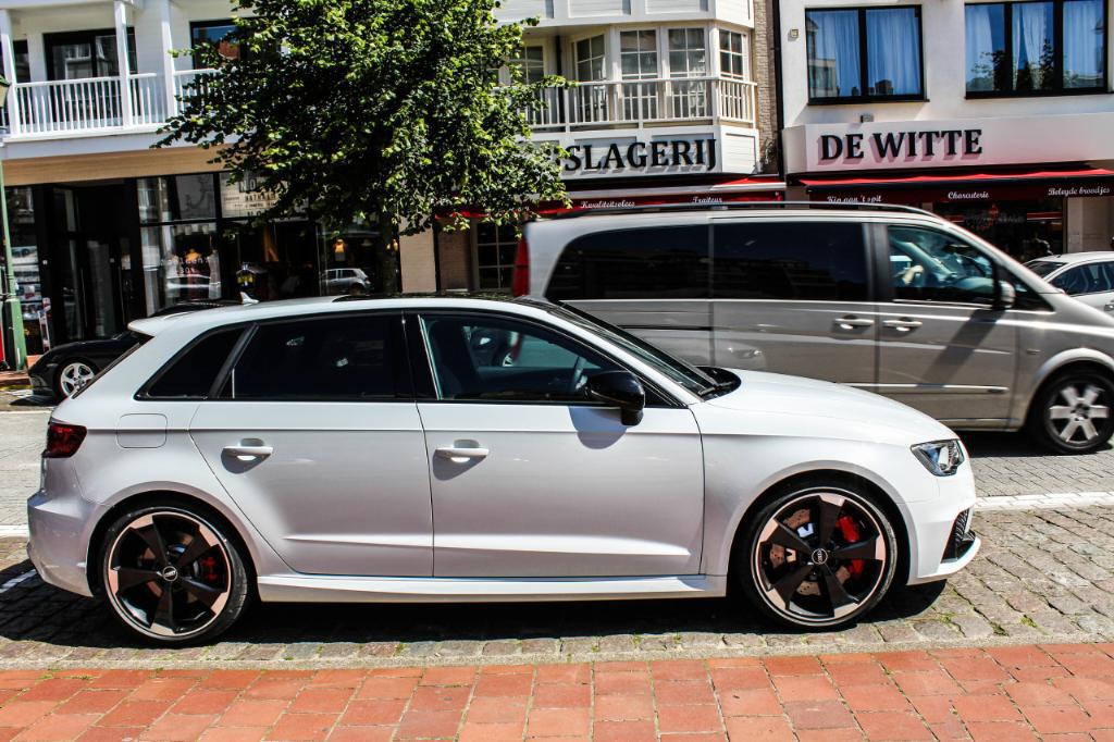 597529RS38V1979.jpg