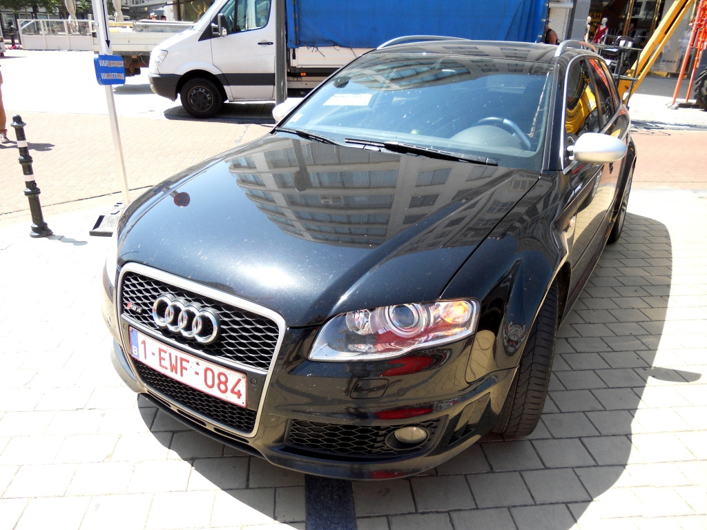 598296AUDIRS42122.jpg
