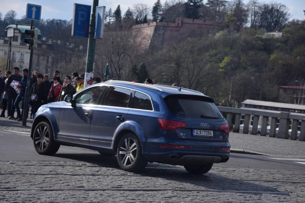 6019132171AUDIQ7V12.jpg