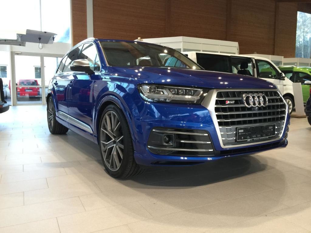 606714AUDISQ70412.jpg