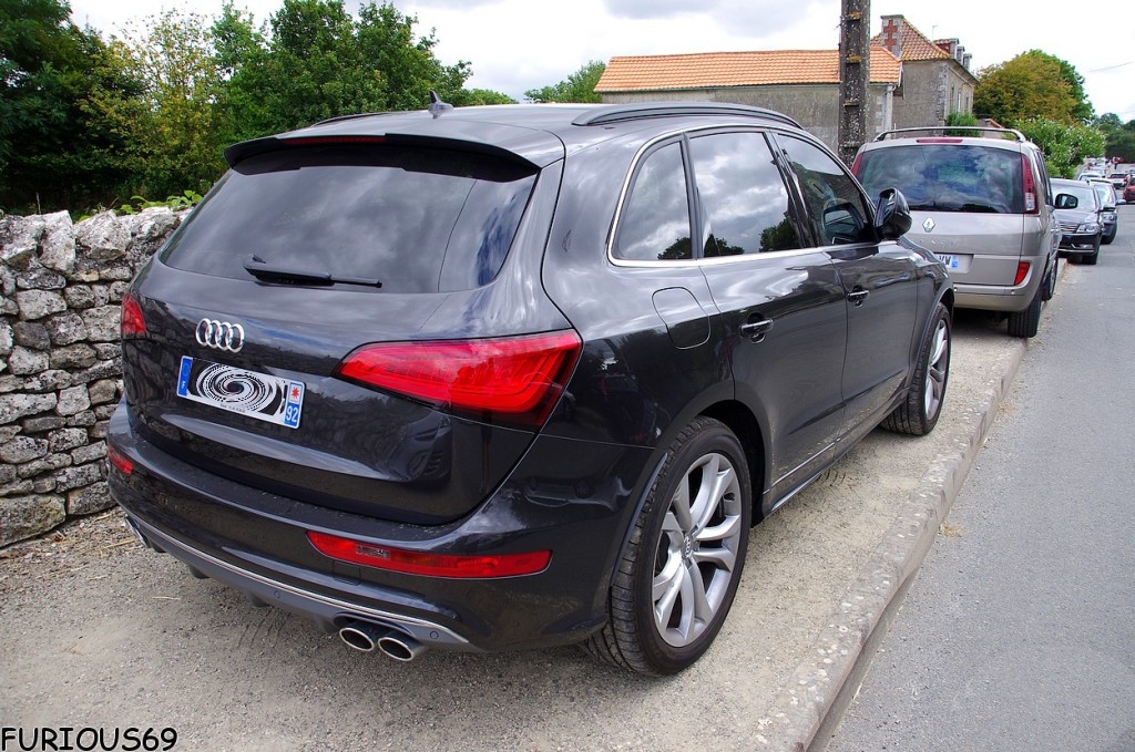 607823AUDISQ5863.jpg