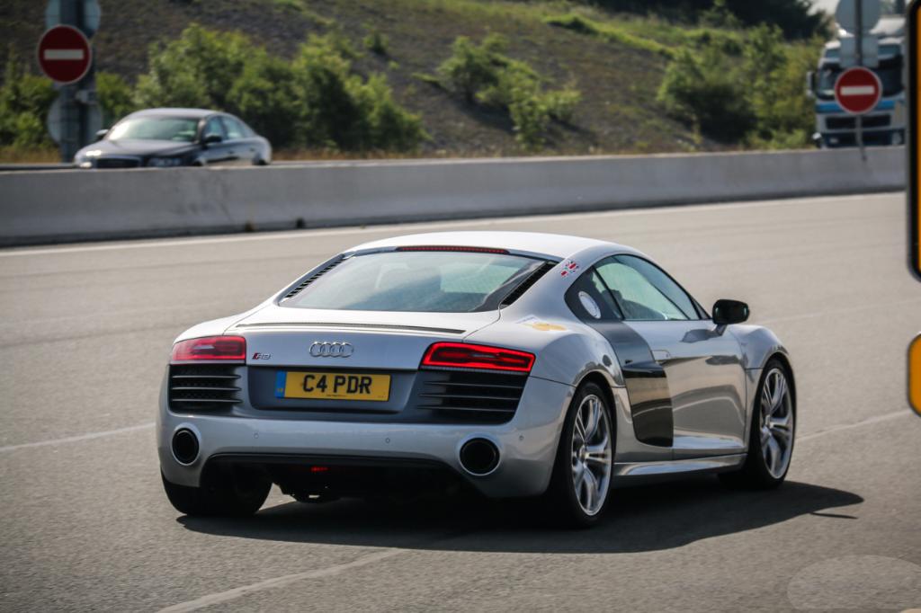 6088093880AUDIR8V10.jpg