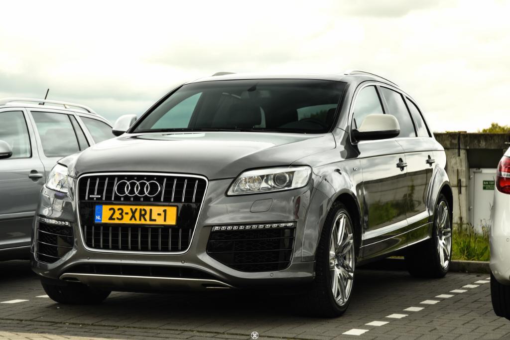 6093332194AUDIQ7V12.jpg