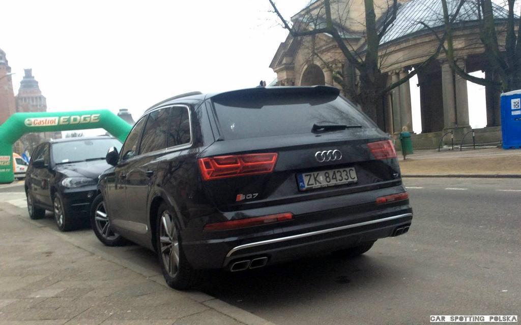 612752AUDISQ70487.jpg