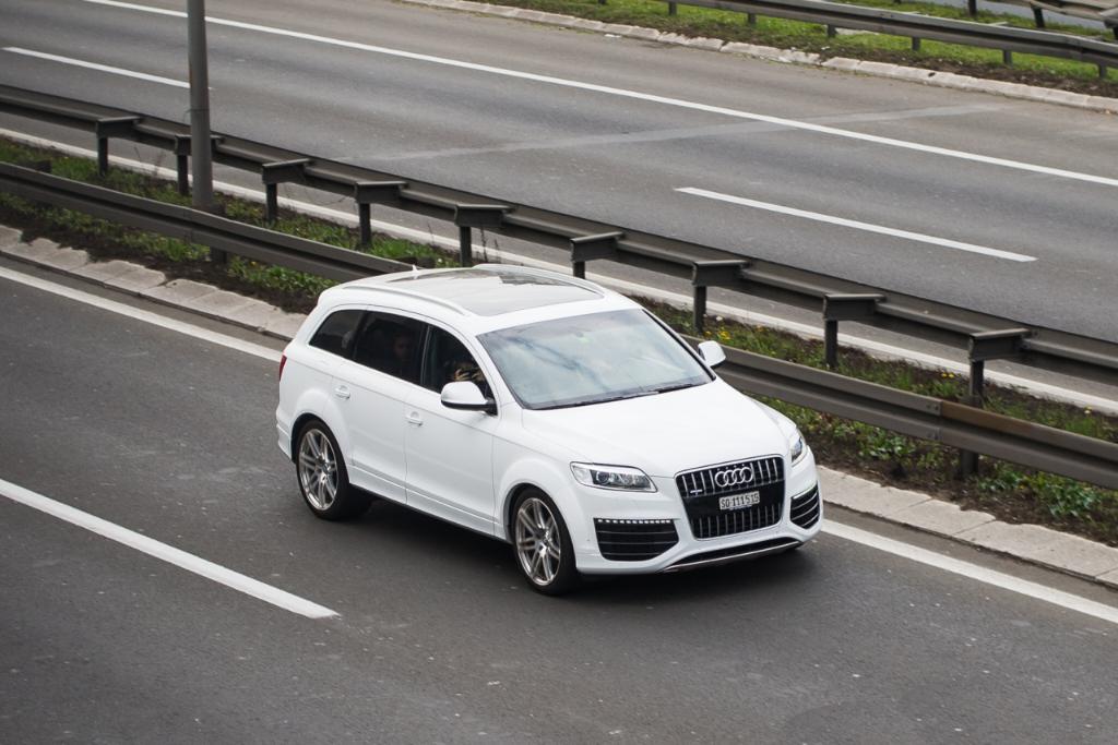 6221942190AUDIQ7V12.jpg
