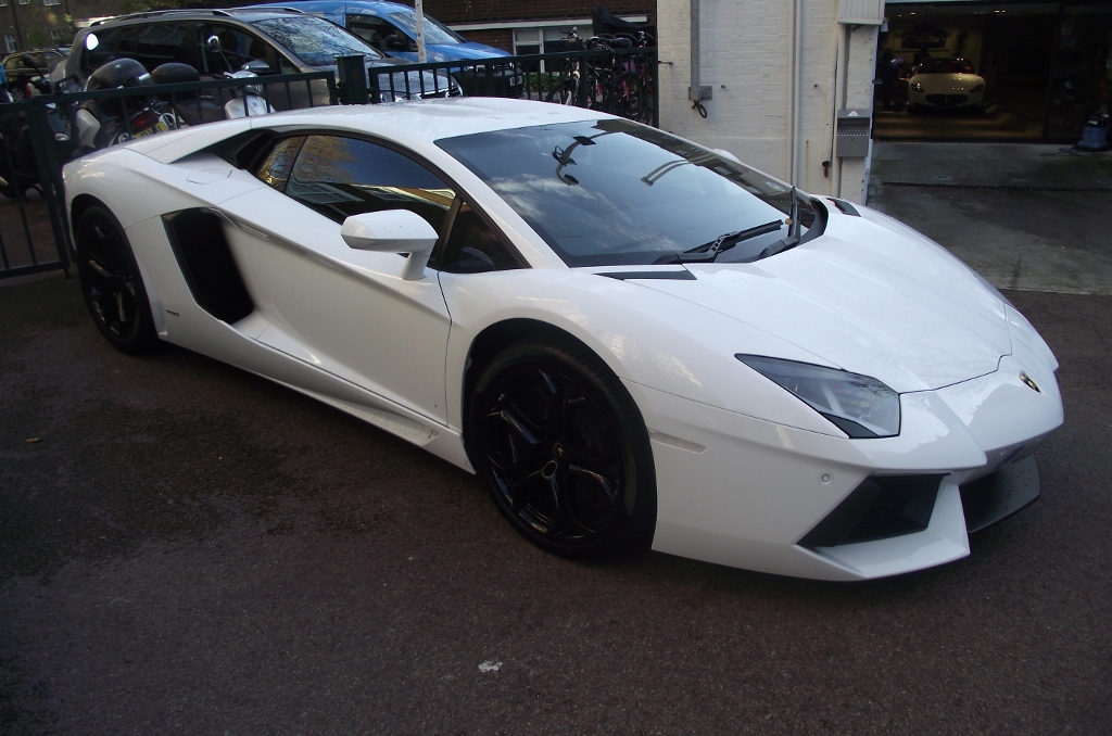 631374112LAMBORGHINIAVENTADORESQUIROU.jpg