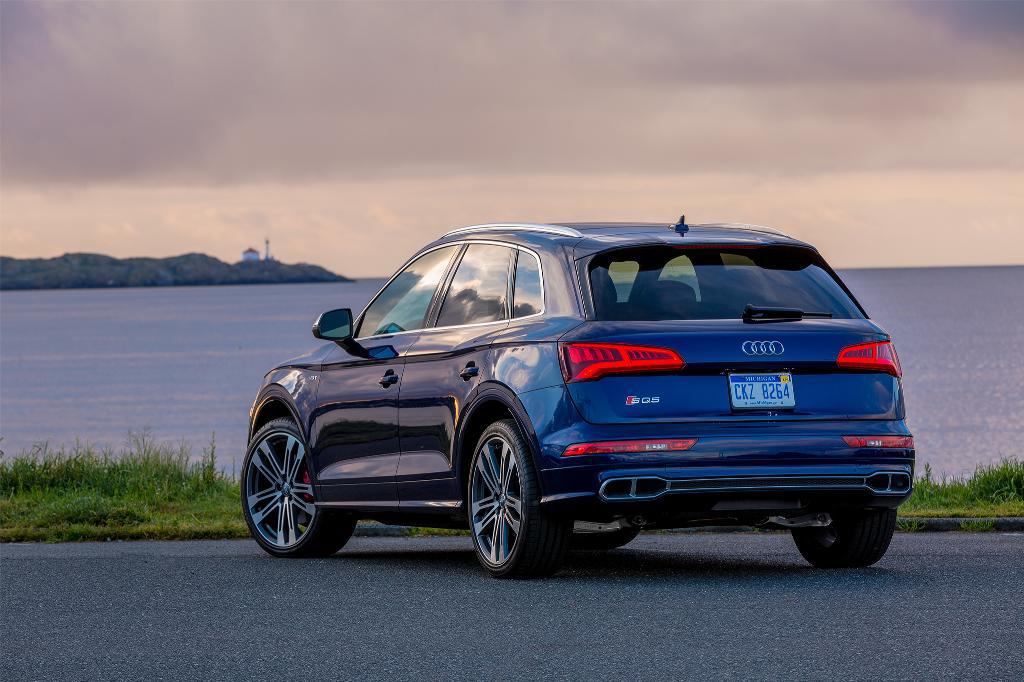 648084AUDISQ5B90073.jpg