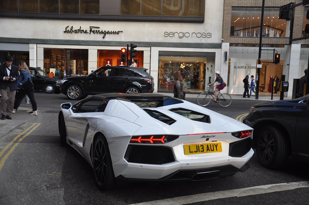 656939912LAMBORGHINIAVENTADOR.jpg
