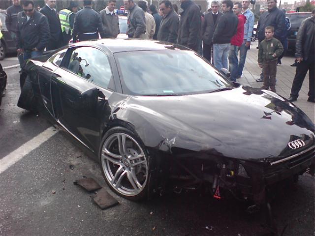 657774Audi_R8_Crash_Portugal.jpg