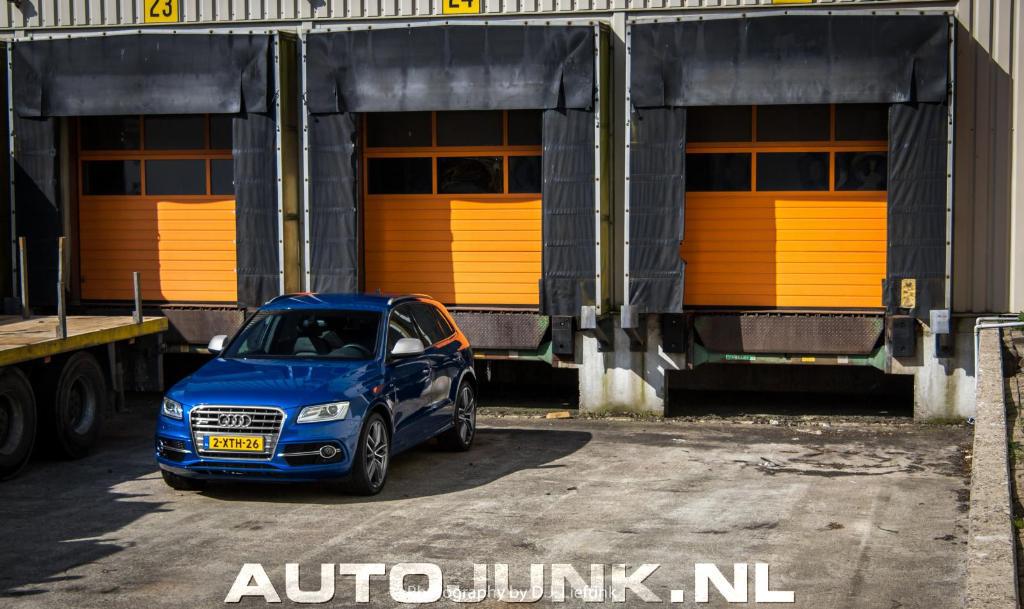 668890AUDISQ52000.jpg