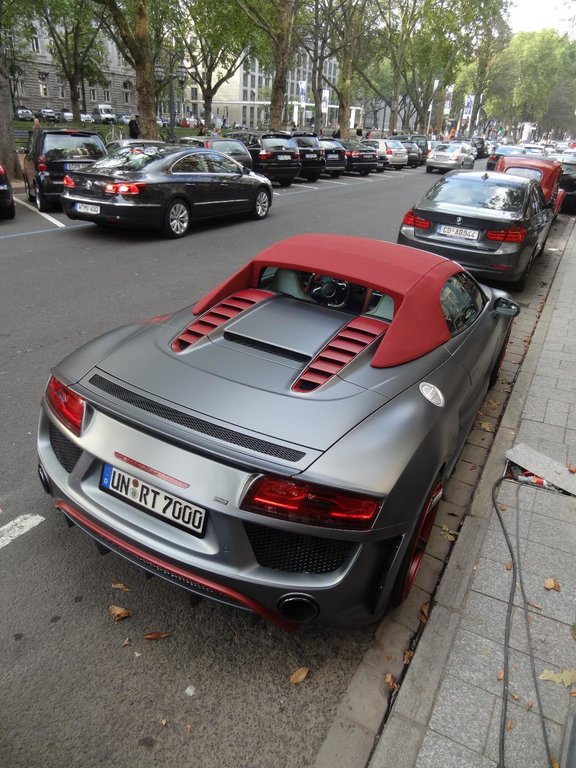 6737901832AUDIR8V10.jpg
