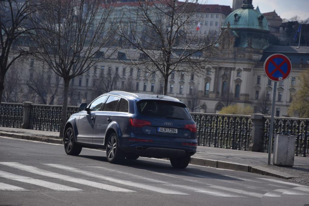 6774232172AUDIQ7V12.jpg