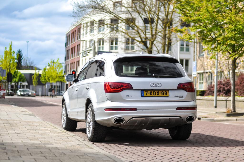 6799302158AUDIQ7V12.jpg