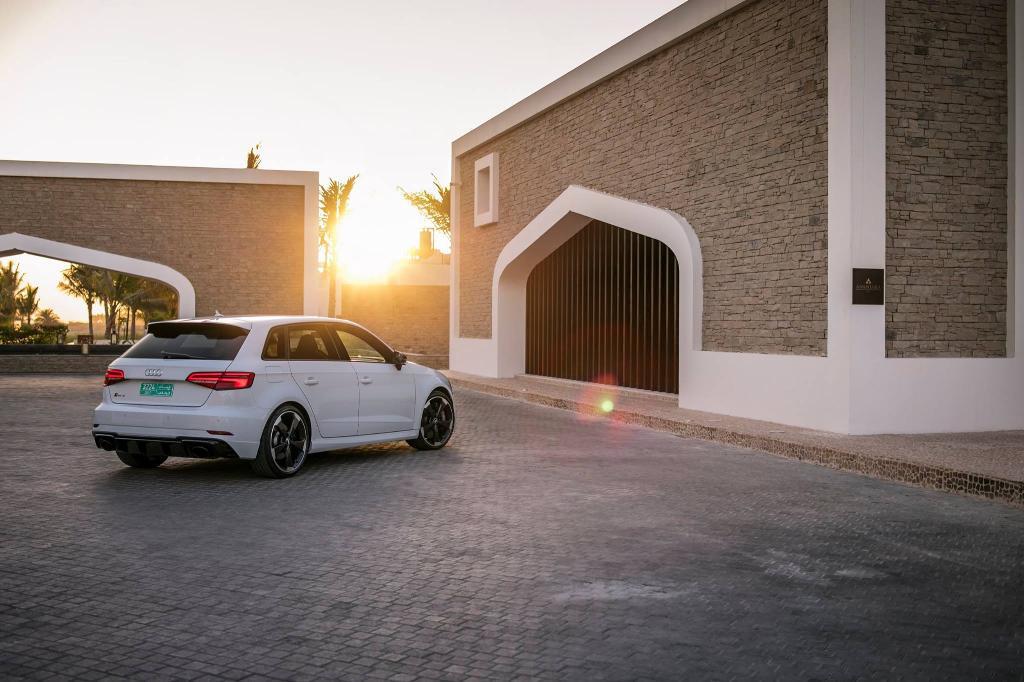686174RS38V2273.jpg