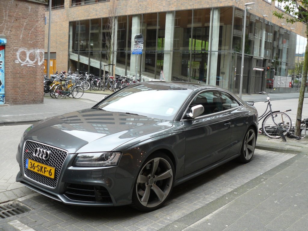 688973AUDIRS5945.jpg