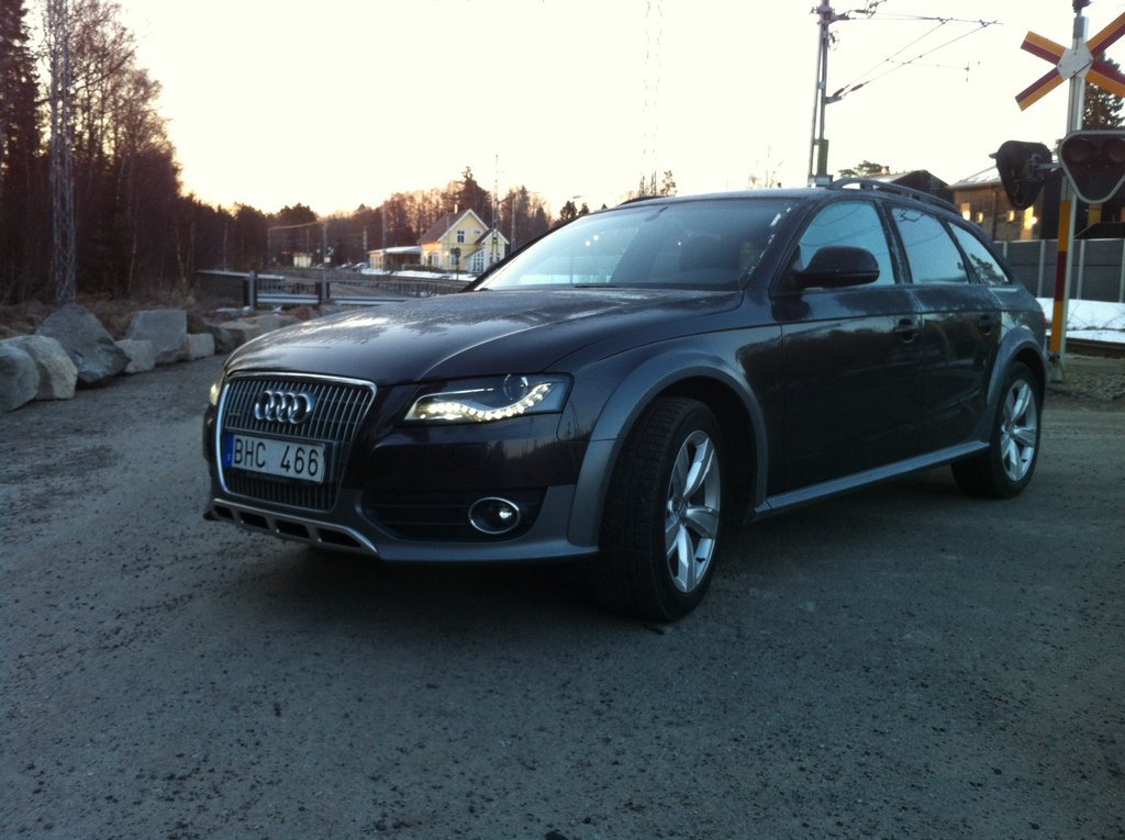 692323725AUDIA4ALLROAD.jpg