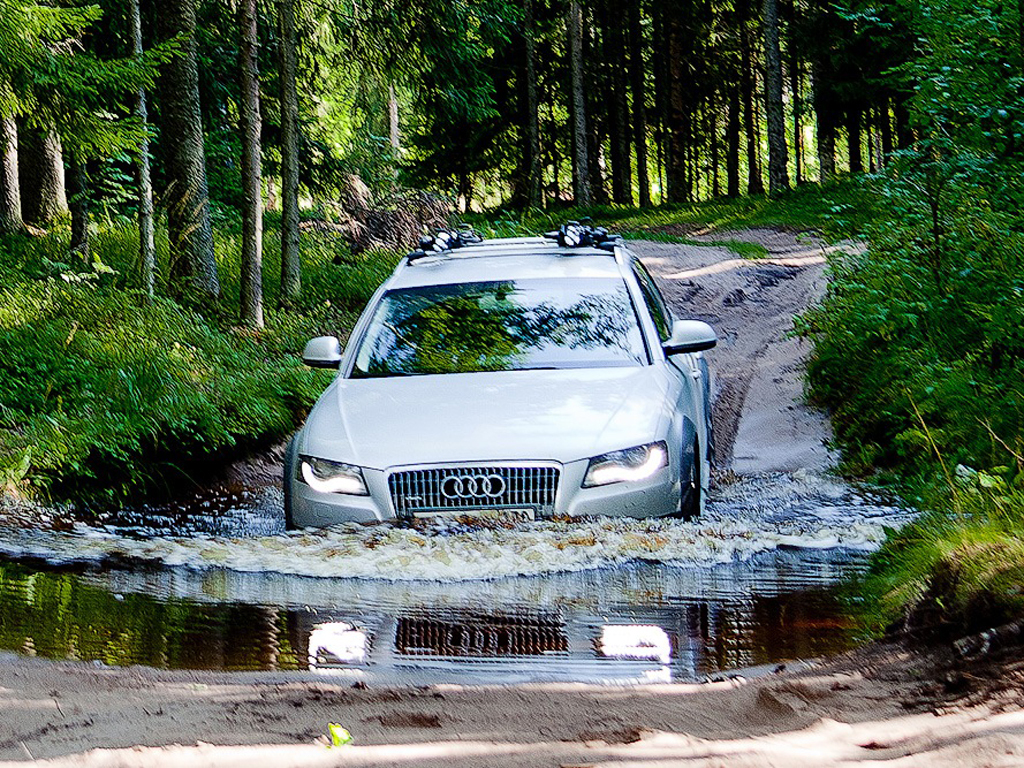 692484126AUDIA4ALLROAD.jpg