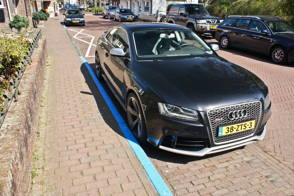 693927AUDIRS5909.jpg