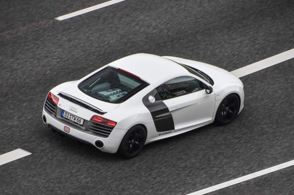 7081303874AUDIR8V10.jpg