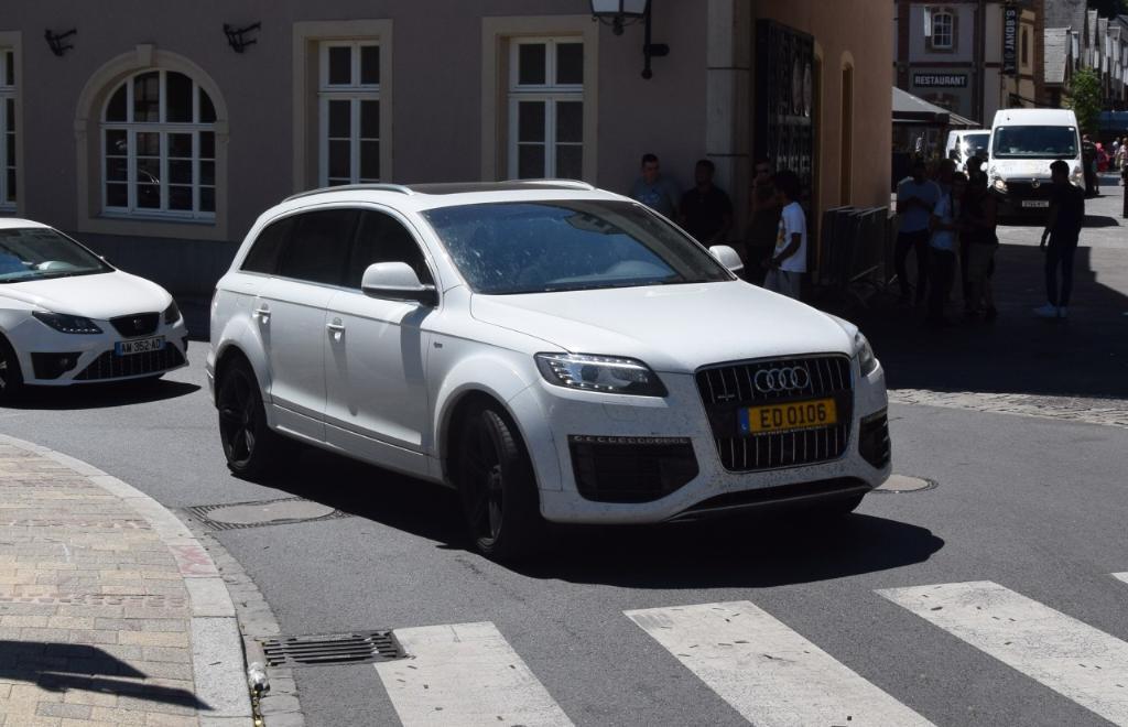 7084062212AUDIQ7V12.jpg